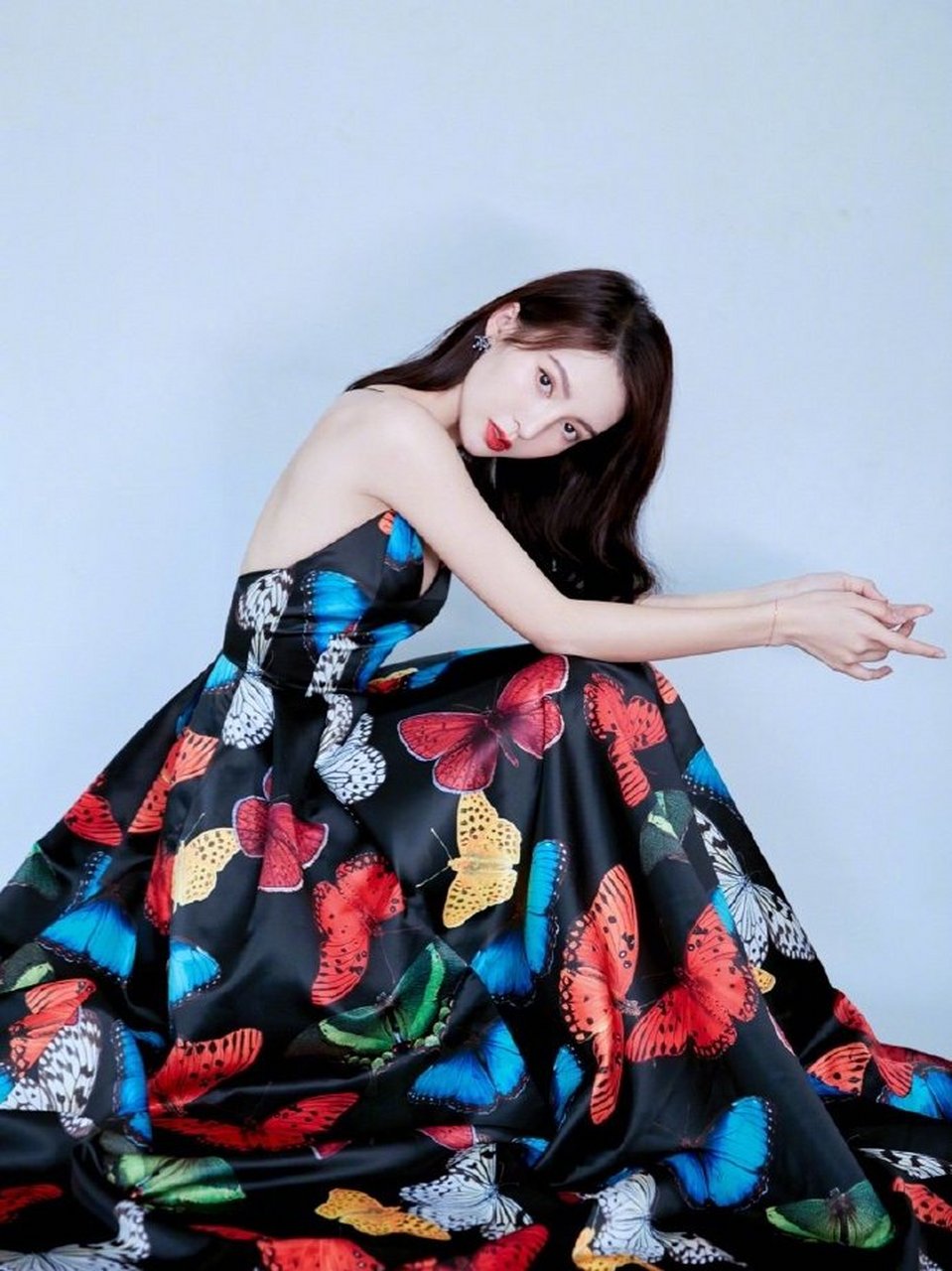 金晨入选金鸡百花电影节"星辰计划"演员计划,一袭花蝴蝶吊带小礼服