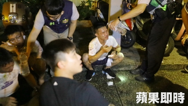 一群人酒后打架闹事,冲突过程中溅血,下一秒8名男子竟痛哭流涕