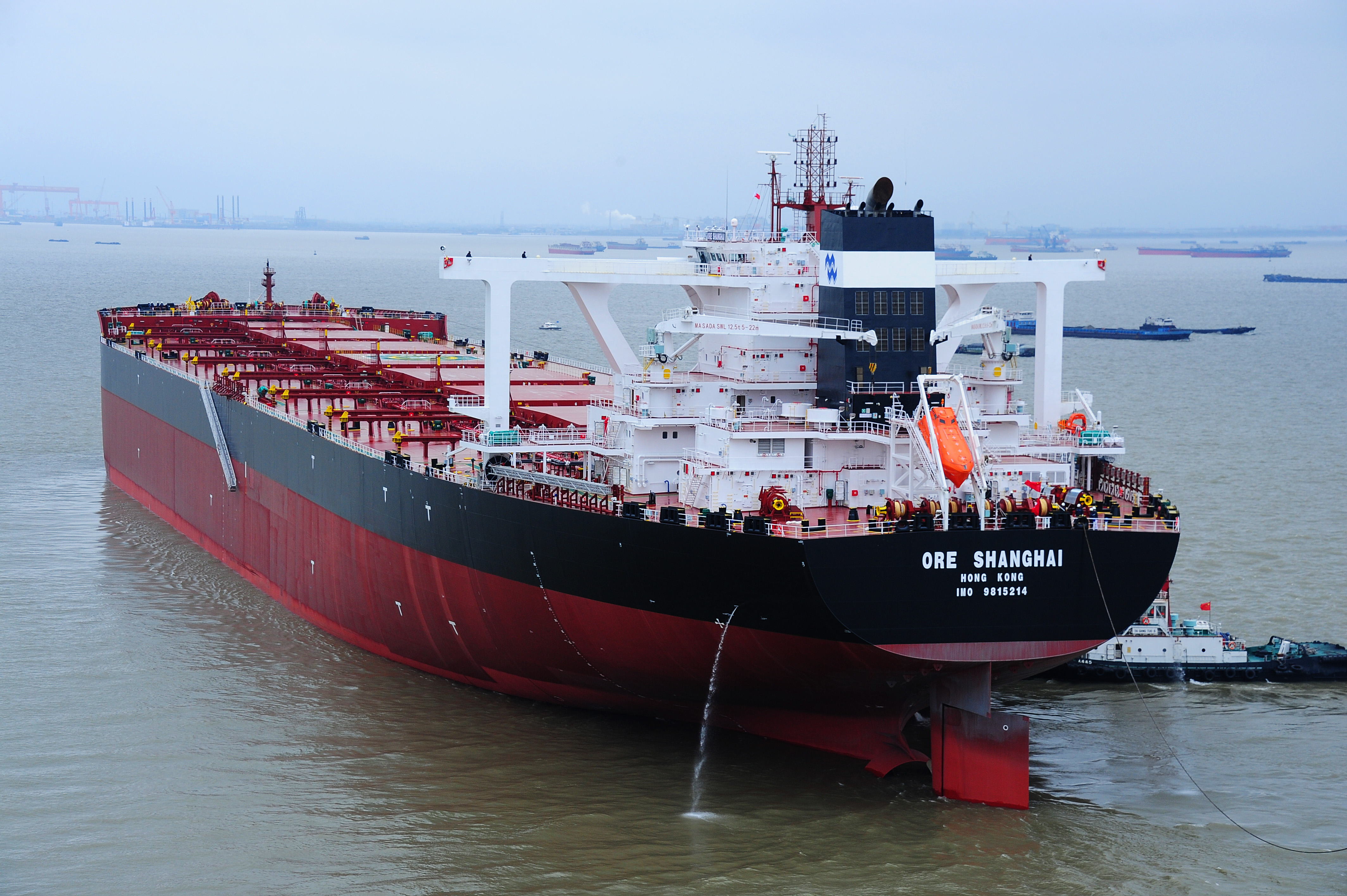 江苏太仓:巨轮出江(1)