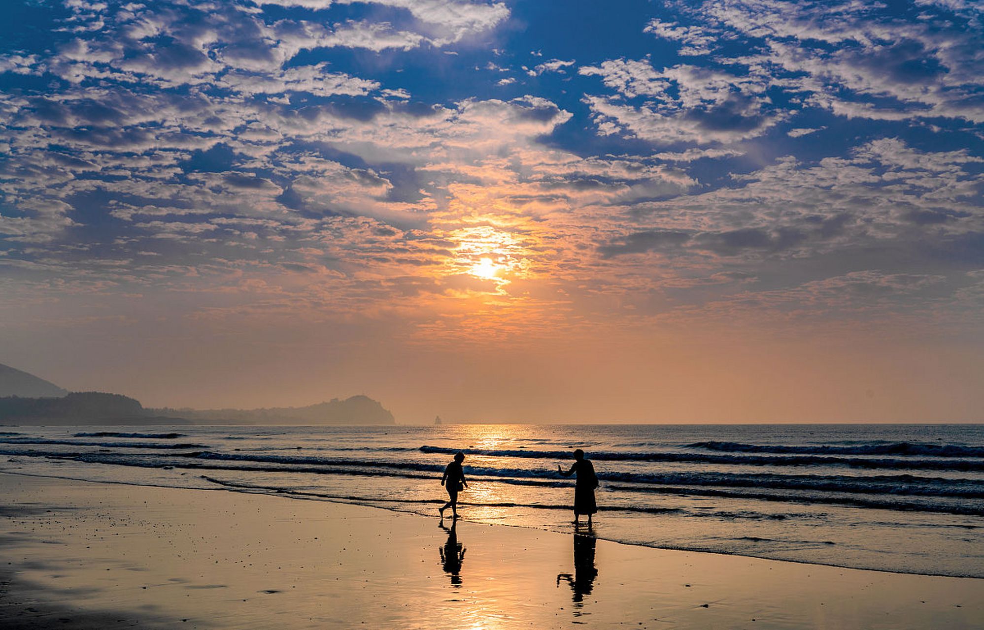 黄河口海水浴场,位于中国山东省东营市河口区,是一个融合了自然风光和