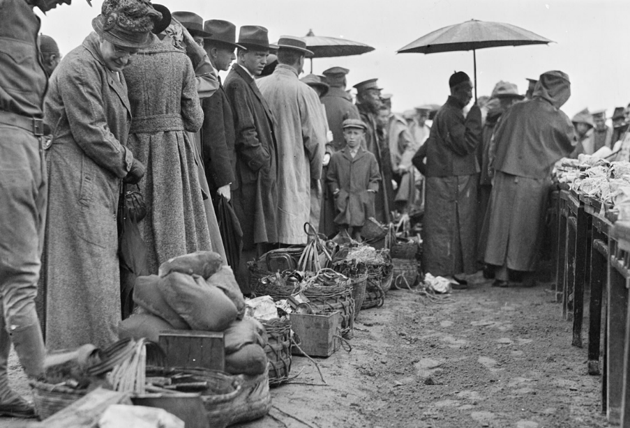 这一组北洋政府销毁鸦片烟土的老照片,由美国社会学