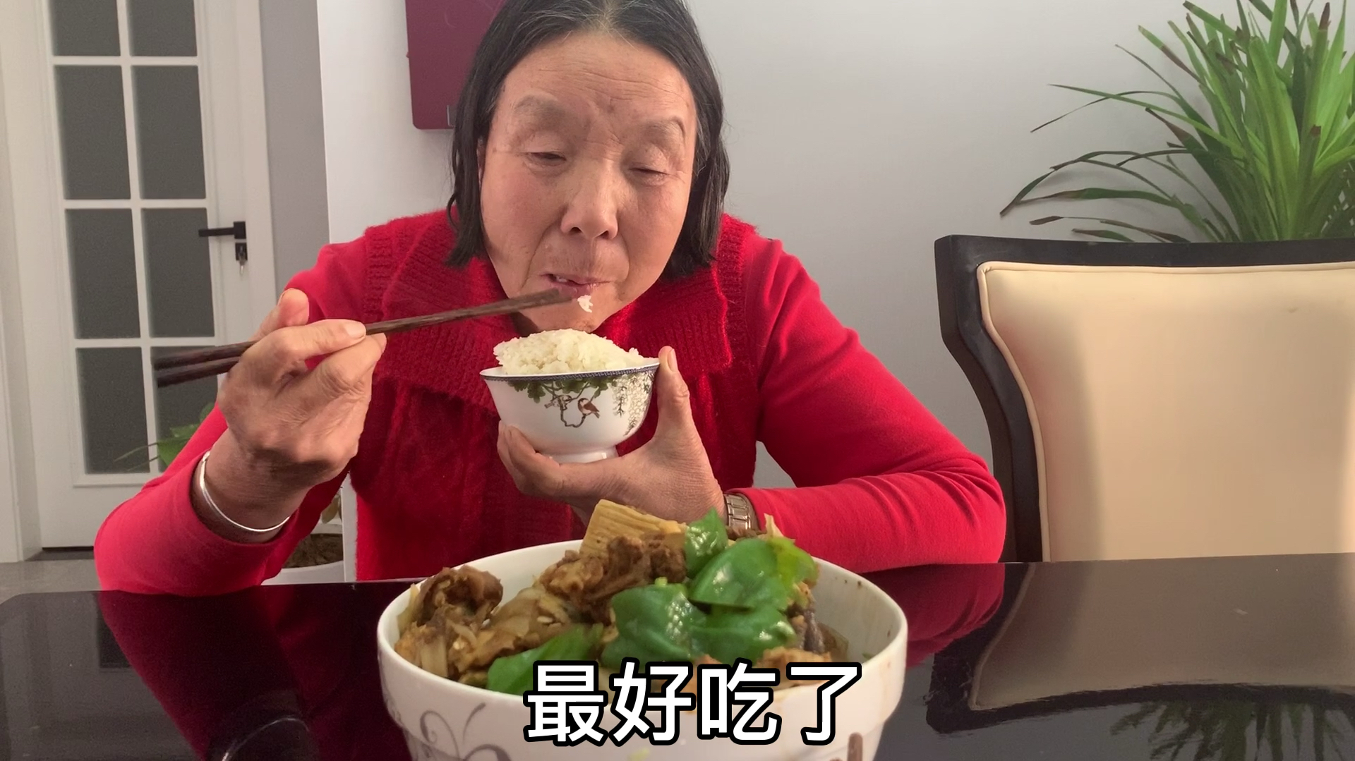 家常辣仔鸡配粉皮,再添上一碗白米饭真是绝配,隔着屏幕你都想吃