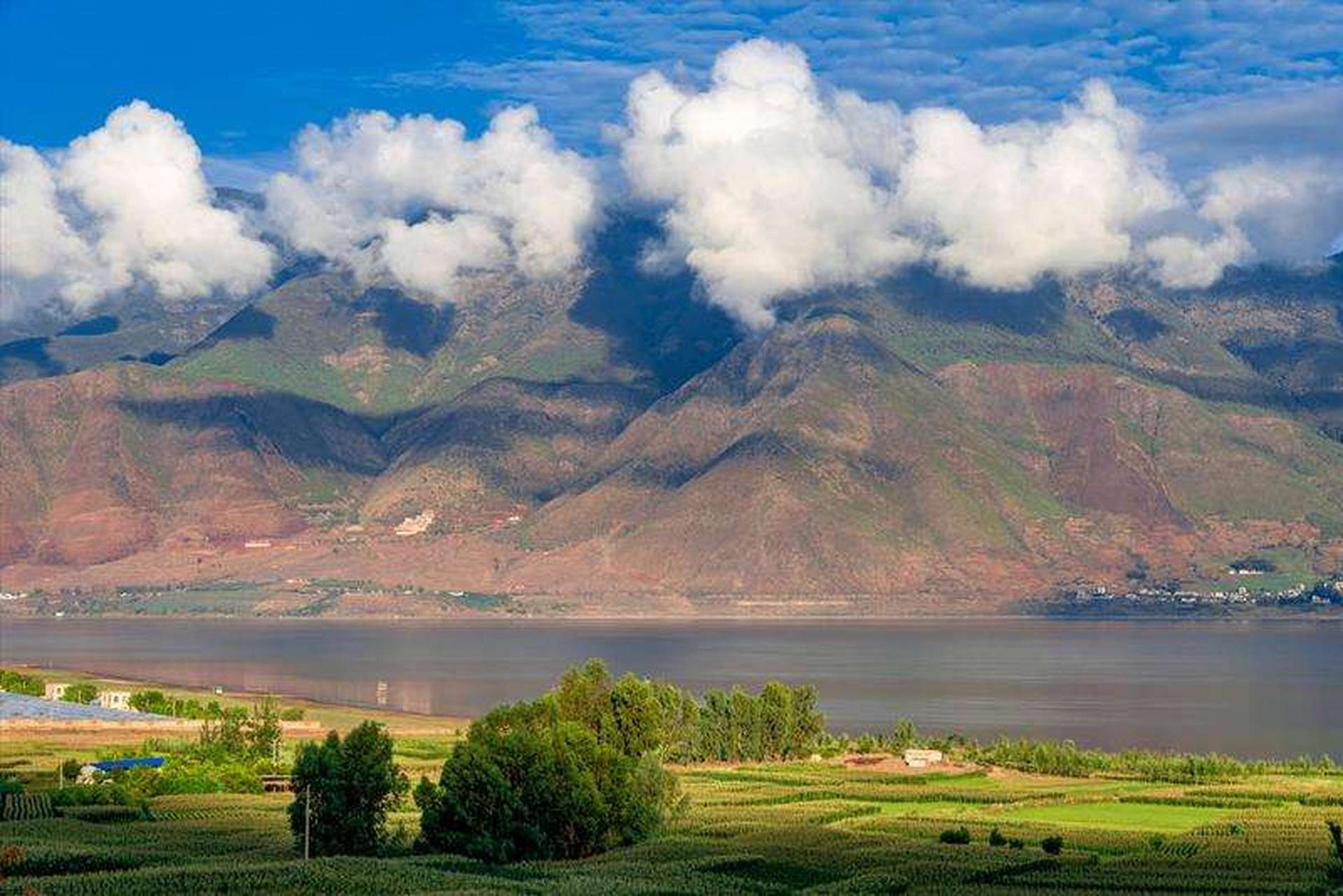 程海又称为"黑伍海",位于云南省丽江市永胜县中部,是一个南北长的椭圆