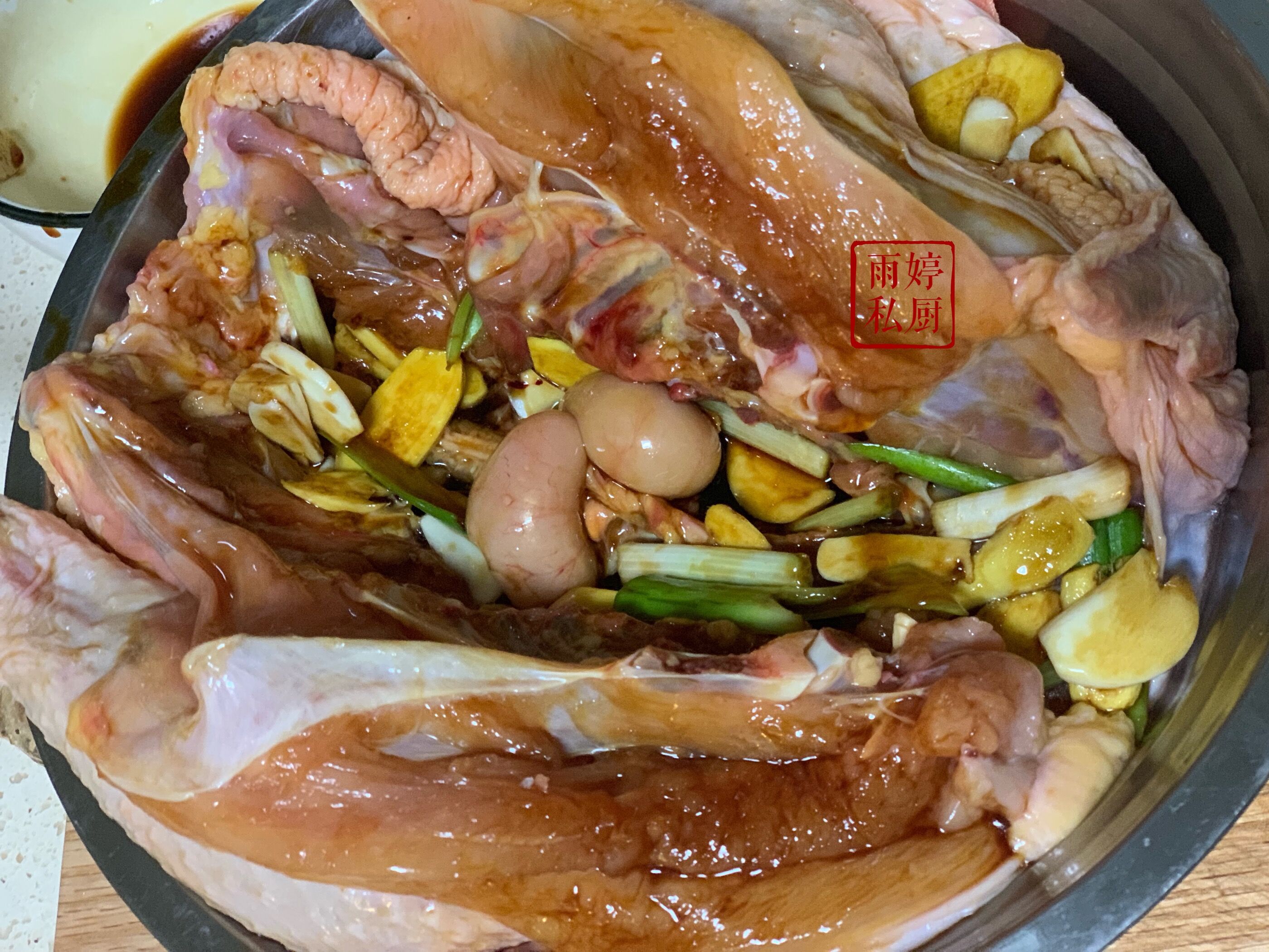 5,把鸡肉腌制30分钟以上,当然不着急的话可以尽量延长腌制时间,使其更