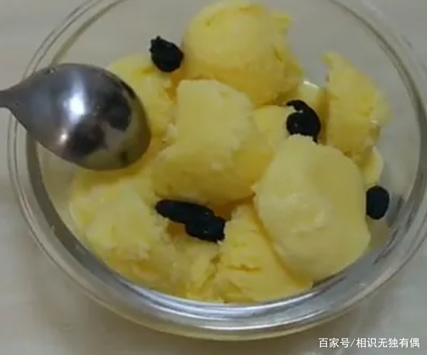 教你用4个蛋黄1瓶牛奶,在家自制冰淇淋 教你用4个蛋黄1瓶牛奶,在家自制冰淇淋