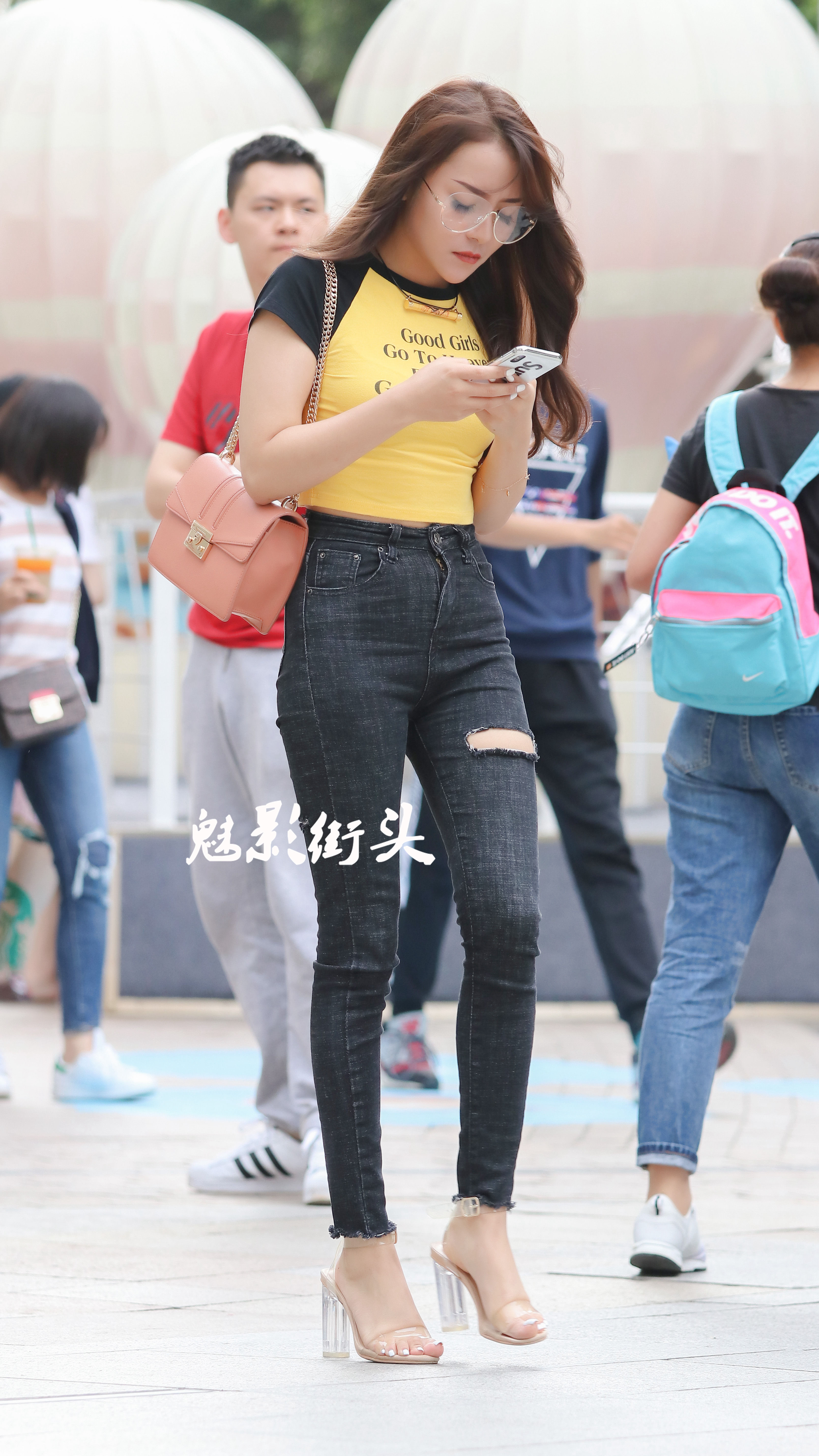 街拍:紧身牛仔裤搭水晶高跟凉鞋,散发着淡淡的淑女气息