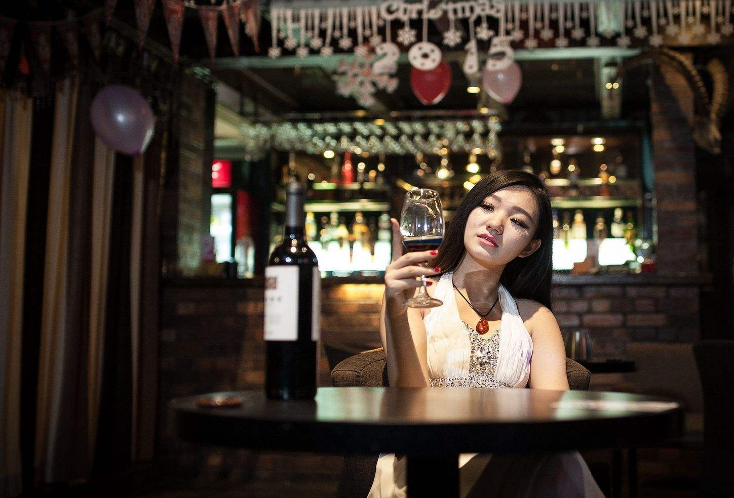 泰国酒吧二楼不要去,看到美女也不要招惹,不然钱包要被掏空了