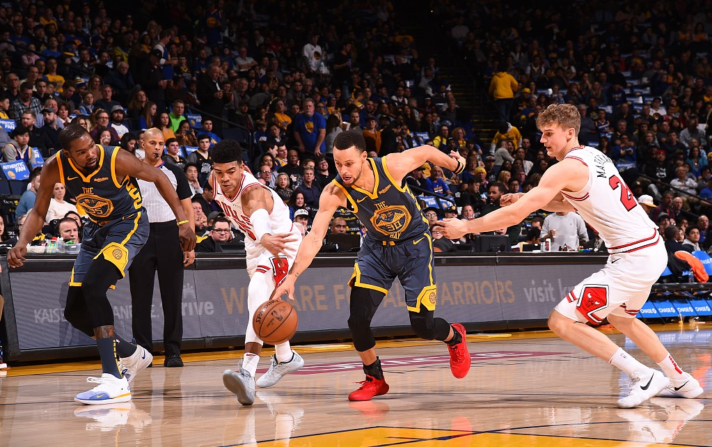 勇士海啸组合大爆发,三巨头共砍80分,这人不知不觉已成历史第一