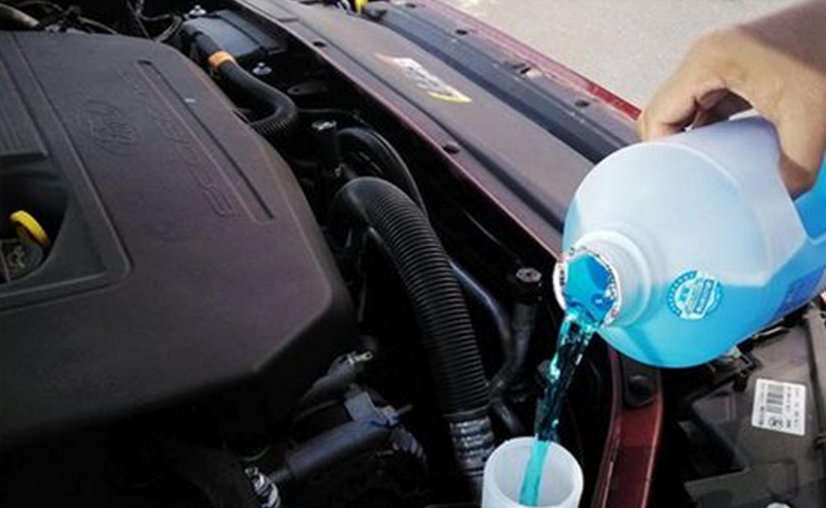 汽车玻璃水"没有了",若想自己加,一定看清楚,加错就麻烦了!