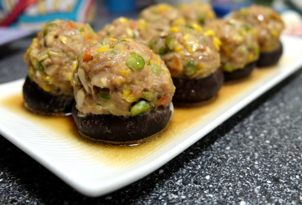 香菇酿肉丸,这样做出来的小丸子更加的好吃呢,肉香味十足