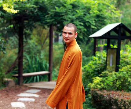 长相出众却皈依佛门,被称为"中国最帅80后和尚",曾拒富婆追求