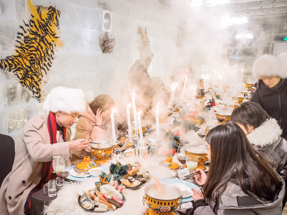 在零下25°c的冰屋吃着热气腾腾的火锅,网友:难以想象啊!