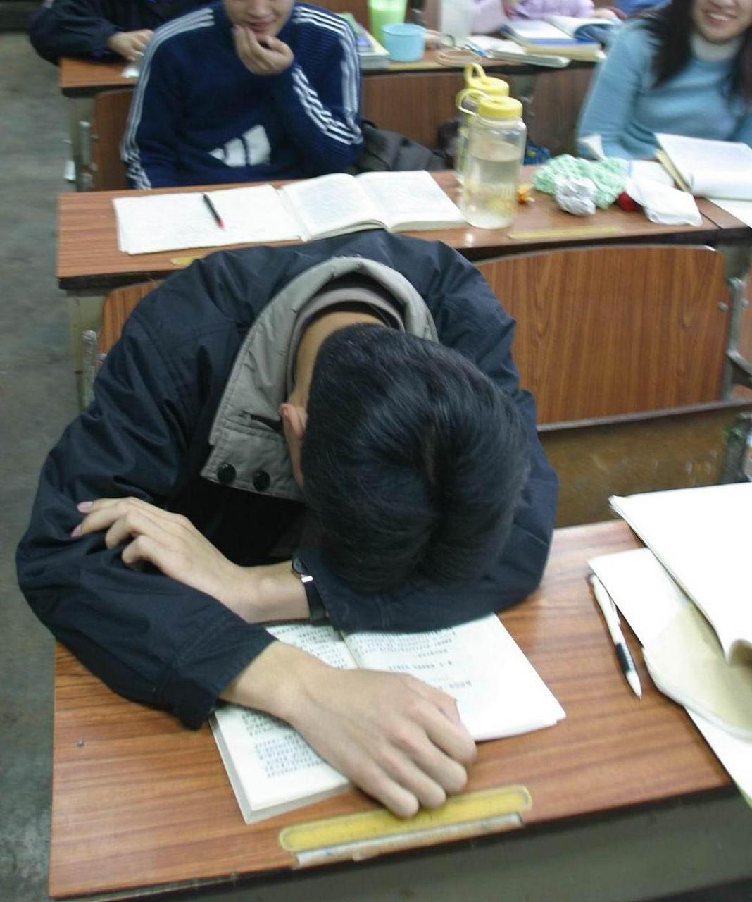 一次上课他发现一个学生正在梦周公,涎水四溢,睡得正香,他没有发火