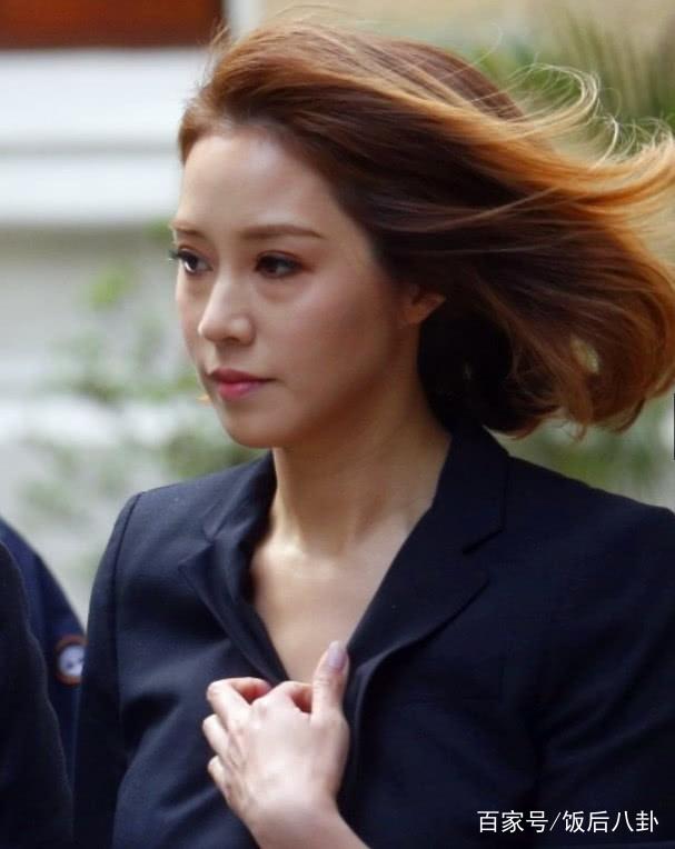 香港地产大佬出殡,甘比刘銮雄到场,徐子淇更是差点摔倒!