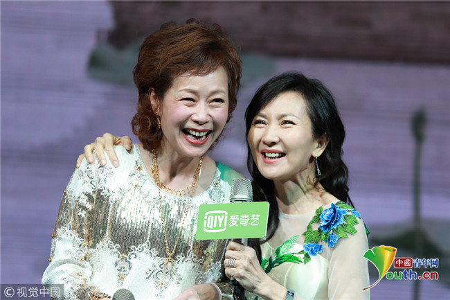 叶童与"新白娘子"同框 "小青"陈美琪再现经典pose