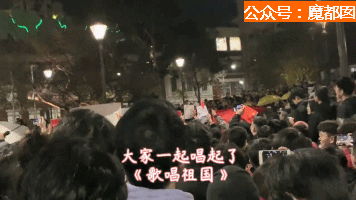 北京高考考点门口 弟弟抱巨大花束等姐姐