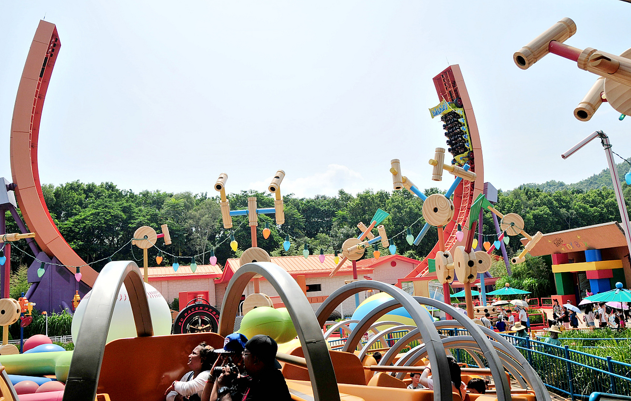 春日漫游,南宁市儿童公园的游乐设施和活动主题,如飞鹰过山车,diy工坊