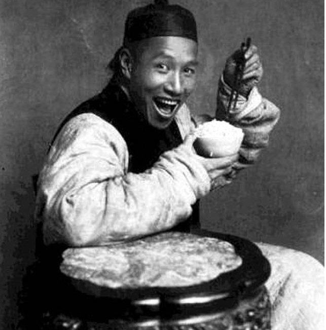 【清朝老照片:图2打板子跟电视剧不一样,图5不像侍卫,倒像囚犯】第一