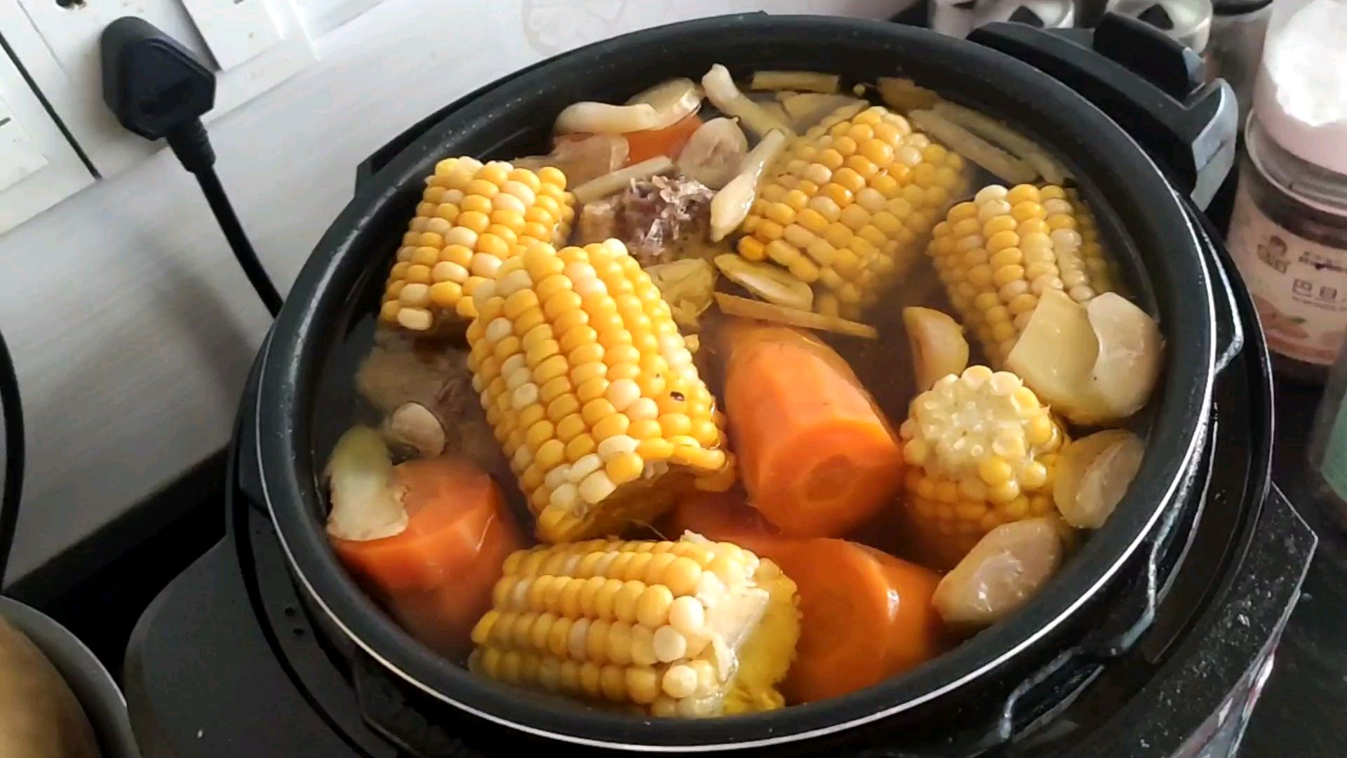 炖鸡汤的时候,放点胡萝卜不仅汤鲜味美,鸡肉也不柴哦