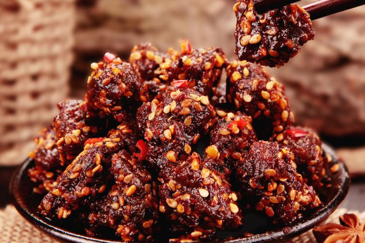教你做休闲小零食,麻辣牛肉粒,麻辣鲜香,酥脆可口,营养美味!