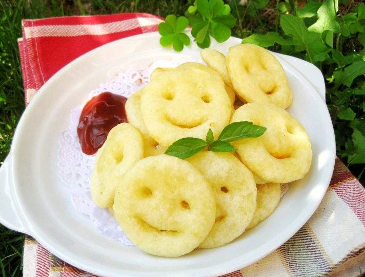 笑脸土豆饼不仅烹饪简单,还深受着小孩子们的喜爱!
