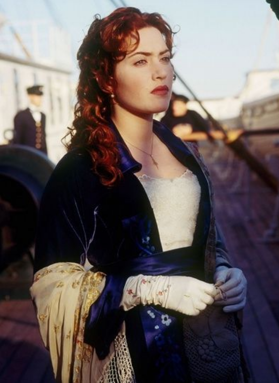 这种象牙色很衬温斯莱特的皮肤,和她古典的气质配合的天衣无缝.