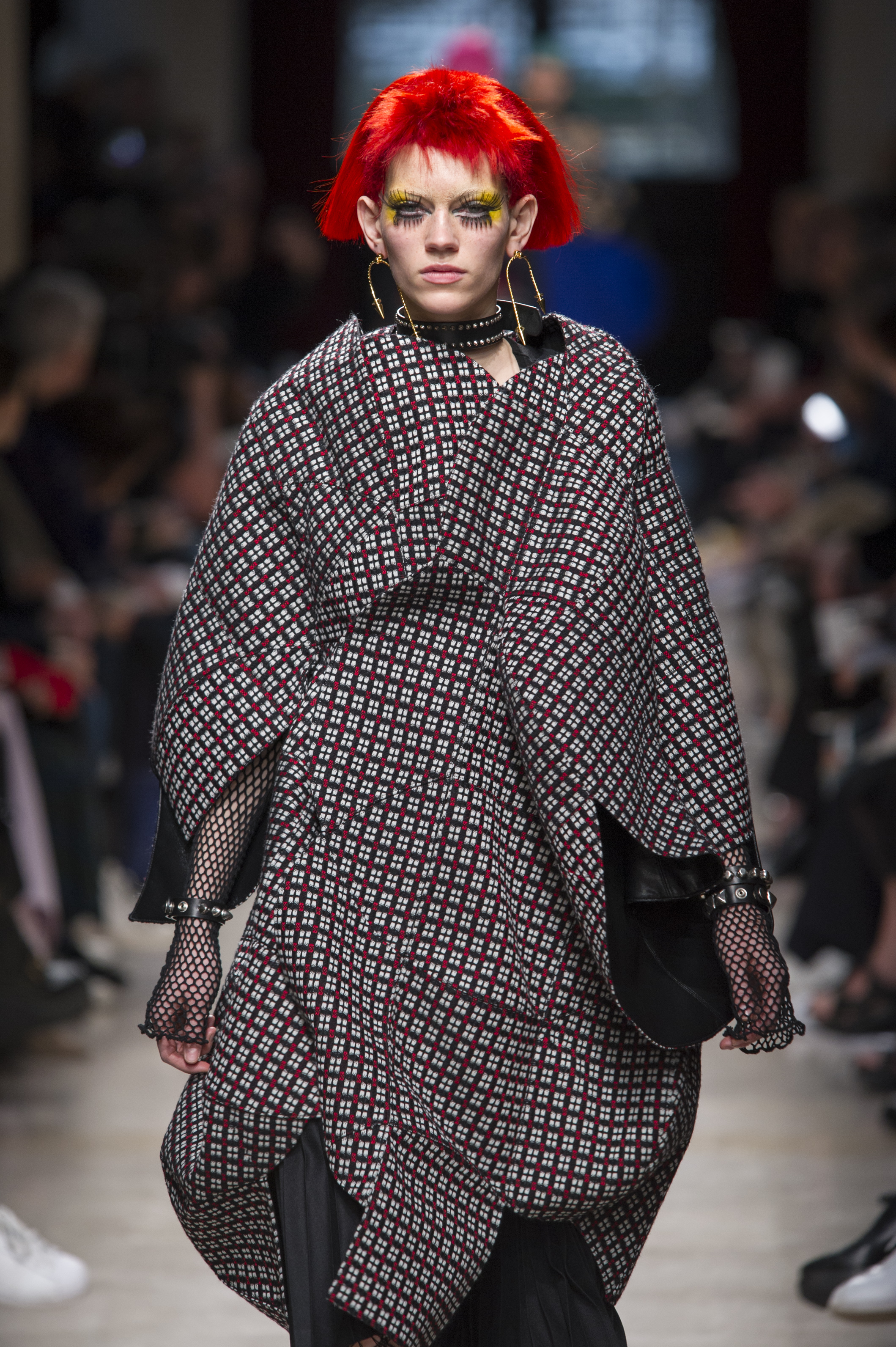 染着红色的头发,眼睛周围则涂成了绿色,第一印象是很重要的