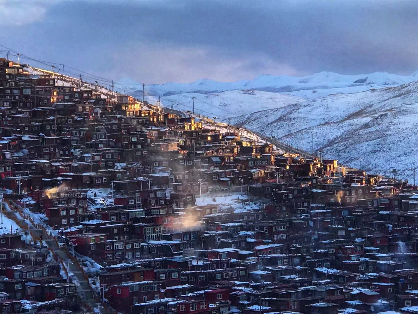 在去色达的某个路上,被大山围住的河流,与雪景交融,是否很美?