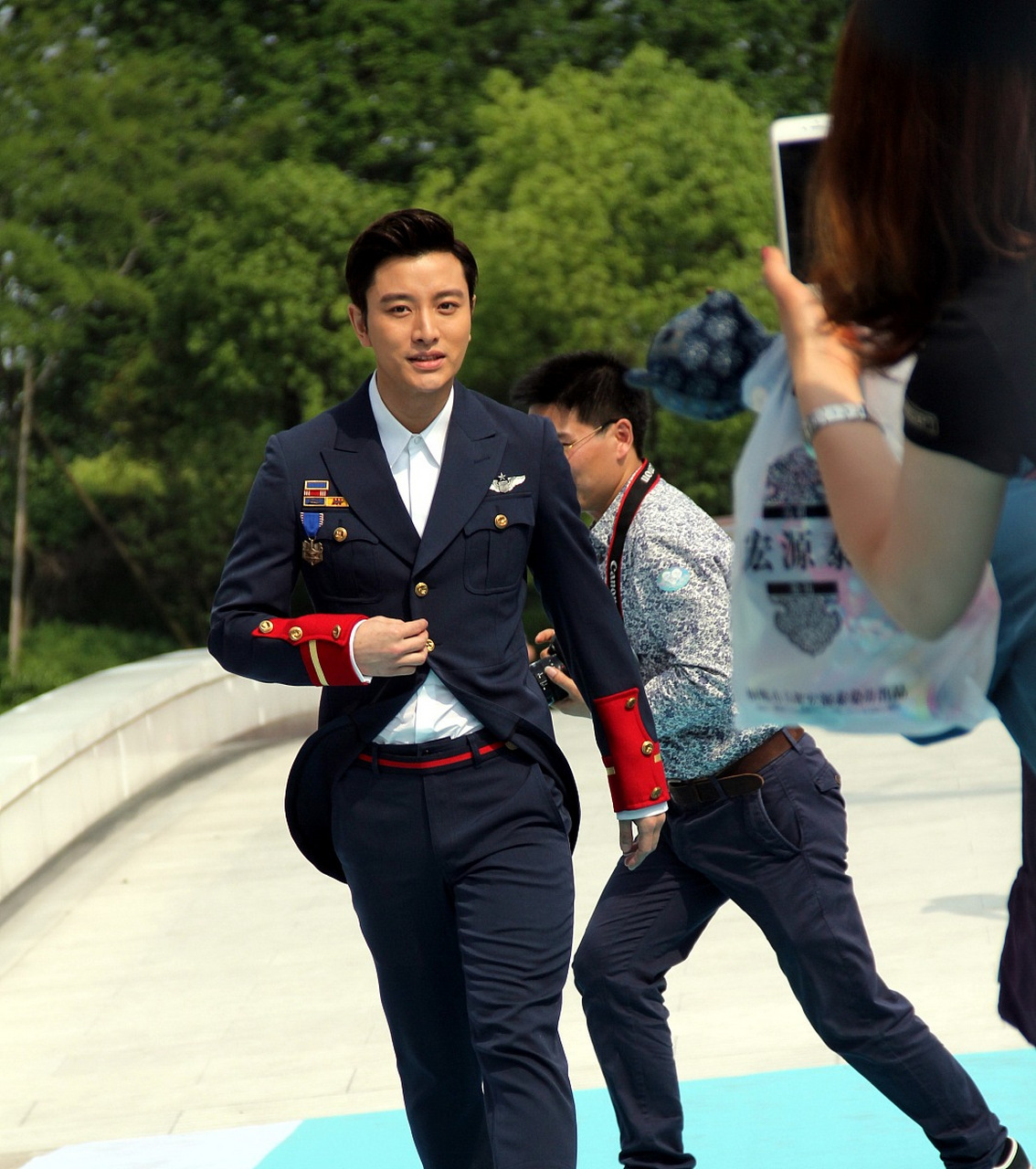 贾乃亮,疯狂小杨哥等头部主播因虚假宣传被点名,引发网友热议