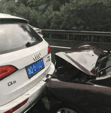 国产车追尾奥迪q5,撞车后气囊"智能"爆开,气得车主一脚踢过去