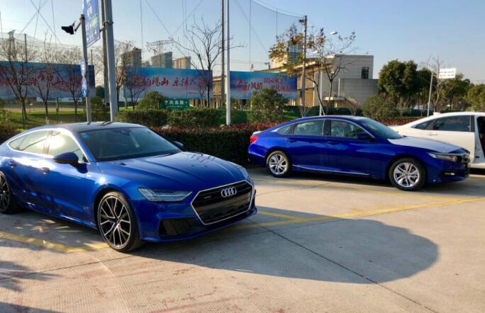 喜提首台全新宝石蓝奥迪a7,落地90万,与雅阁停一起哪台更给力?