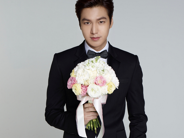 李敏镐帅气西装照,看到第5张,网友直呼会一直等着他退伍!