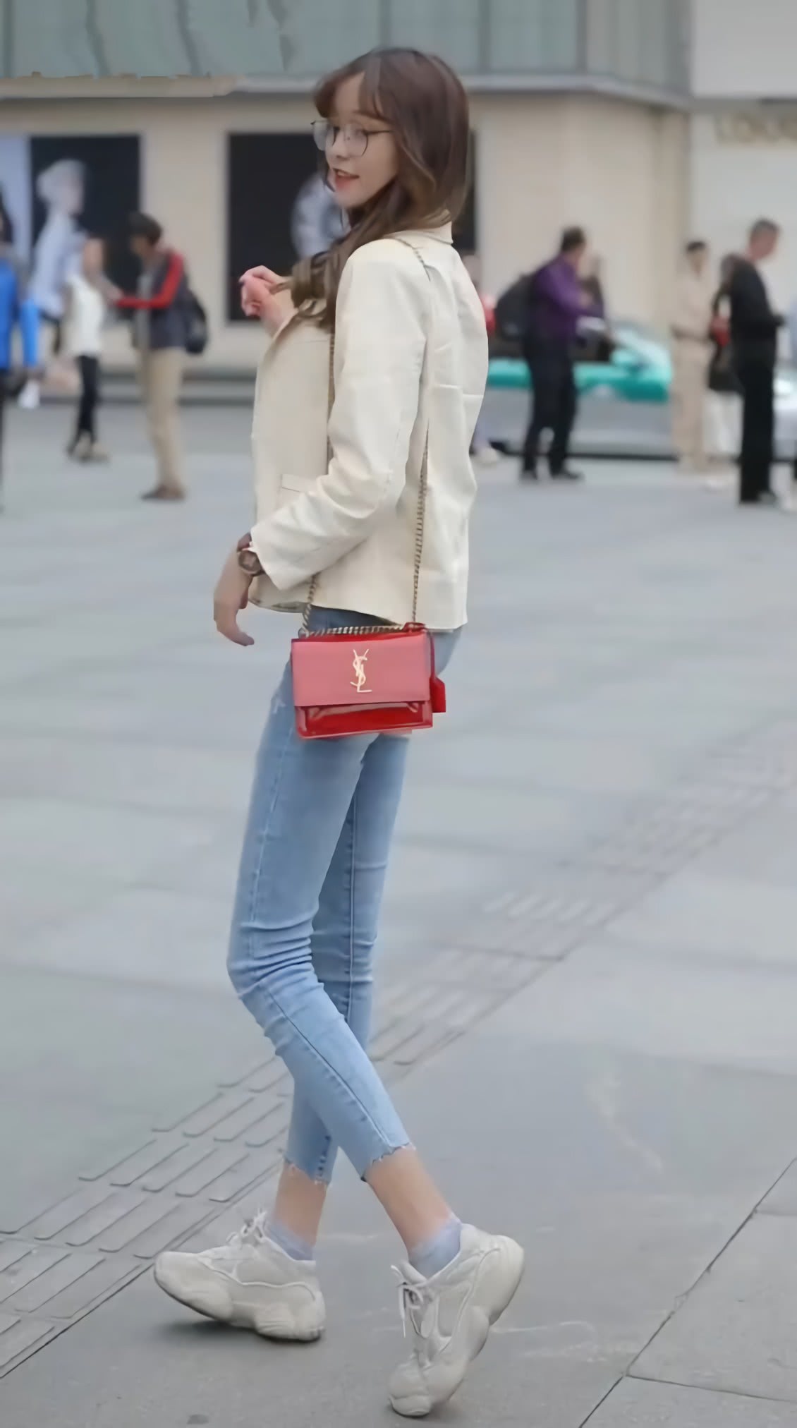 陈意礼穿的是什么裤子啊?裤子内侧都磨破皮了,难道是新潮流?