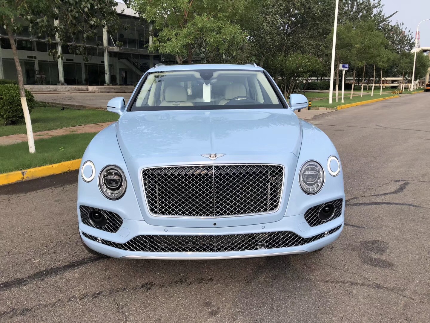 全新宾利添越车型