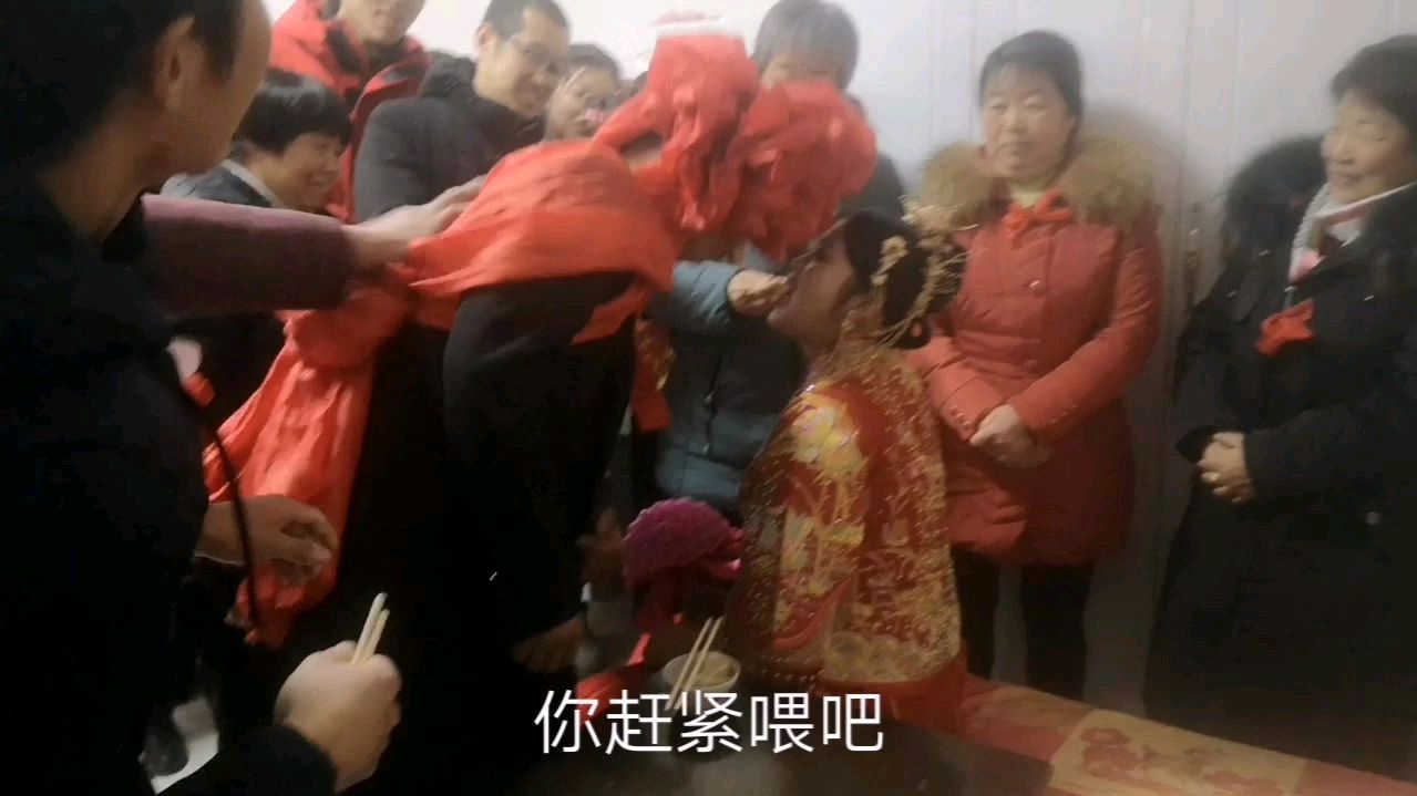 农村结婚风俗!喂饺子!新郎新娘都逃不了