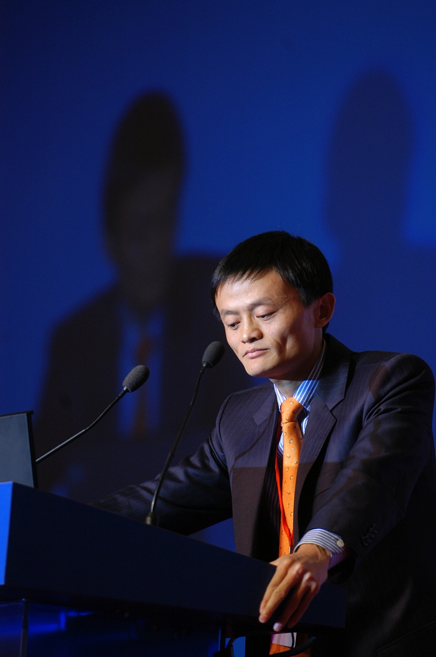 史玉柱邀马云喝茶时问:"老马,公司里坏人危害大,还是兔子危害大?