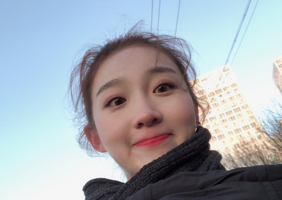 天生少女脸的李子璇,撩起刘海来也是可爱知性两不误,也只有可爱的少女