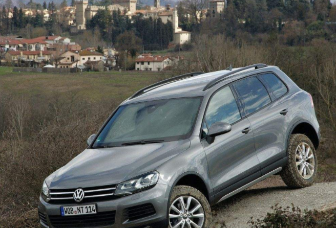 黑色本田srv:配置非常贴心,比较的人性化,不是那种120码就飘起来的