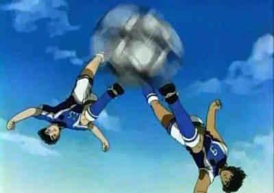 原来足球小将不是骗人的!意大利赛场上演双人倒钩