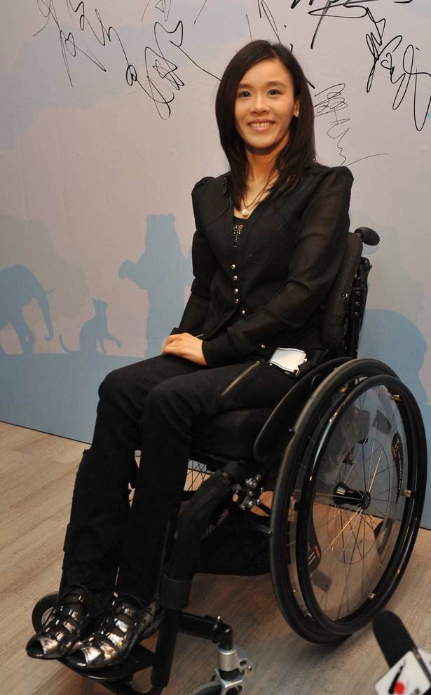 因比赛受伤瘫痪21年的桑兰,儿子已经五岁了,和丈夫非常恩爱