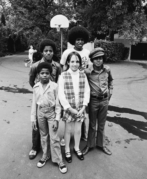 迈克尔杰克逊的罕见照片:小时候竟这么萌,尤其这发型