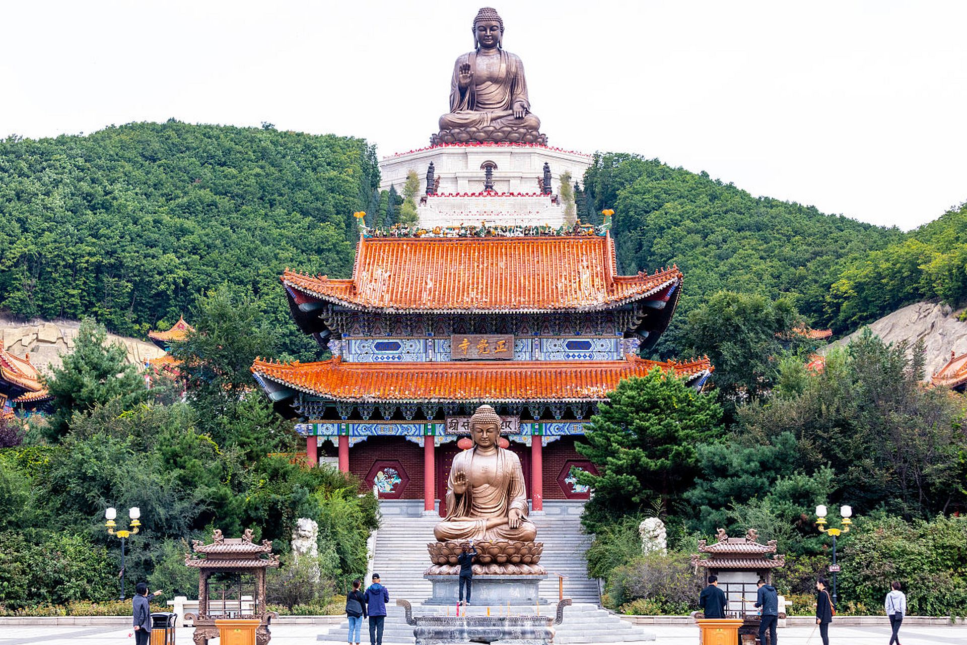 金鼎大佛位於吉林省敦化市六鼎山國家風景區正覺寺後山頂峰.