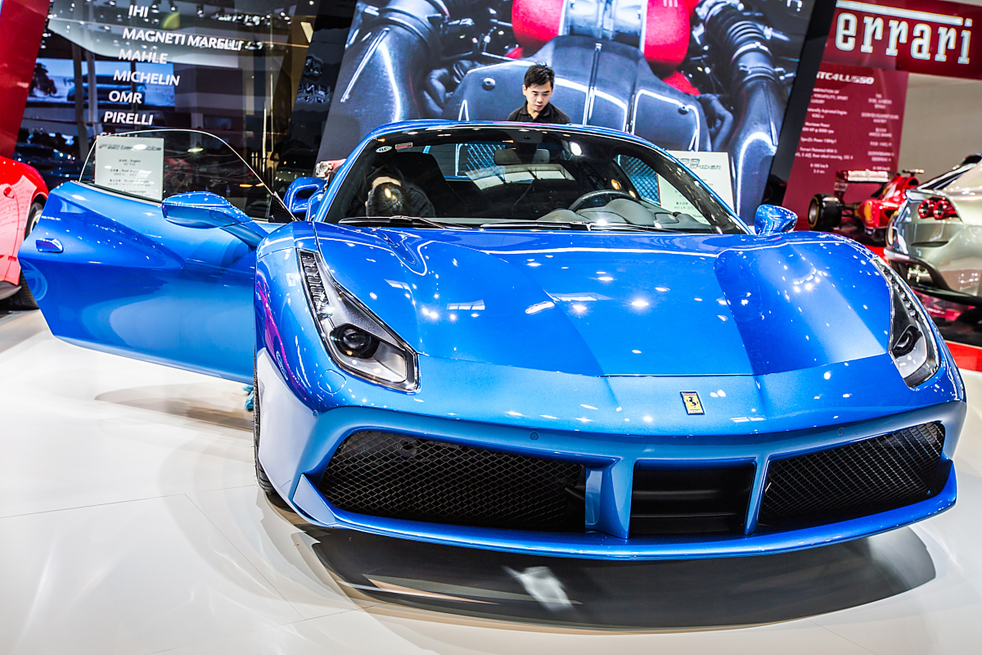 销售专业人员,我将为您提供对法拉利 488 gtb 这款超级跑车的综合评价