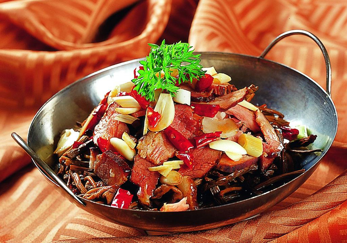 干锅烧辣椒腊肉,营养又美味,并且多吃不腻,越吃越好吃