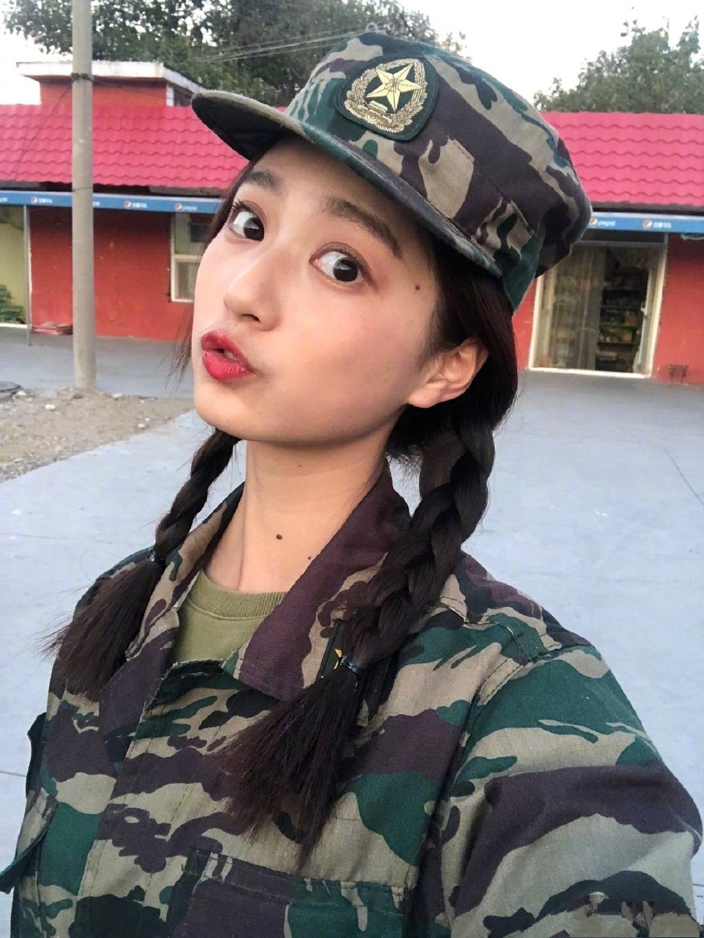 校花小姐姐晒军训照,当看见生活照的那一秒,网友:惊不惊喜?