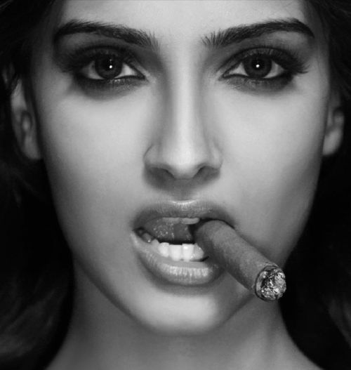 抽雪茄的女孩越来越多了