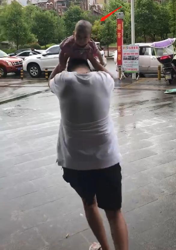 带宝宝出门遇上下雨,爸爸举起宝宝当雨伞,网友:父爱如山体滑坡