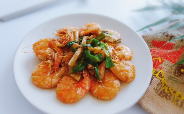 葱香大虾——整只虾连带皮一起吃可以补钙的哦!