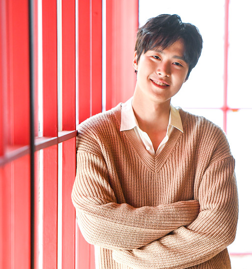 近日,韩国首尔,孔明在接受采访时拍摄了一组写真.