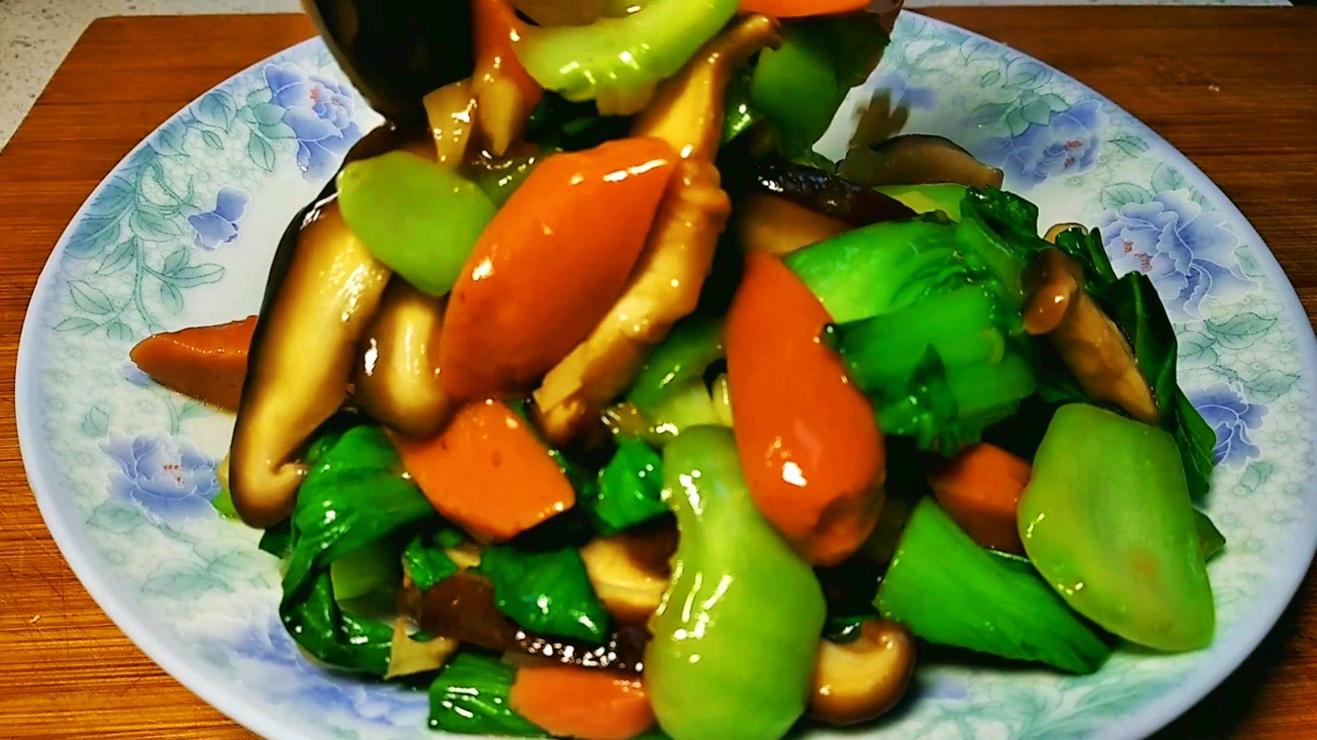 家常香菇炒油菜,加2根火腿肠太好吃了,简单又美味,一上桌就光盘